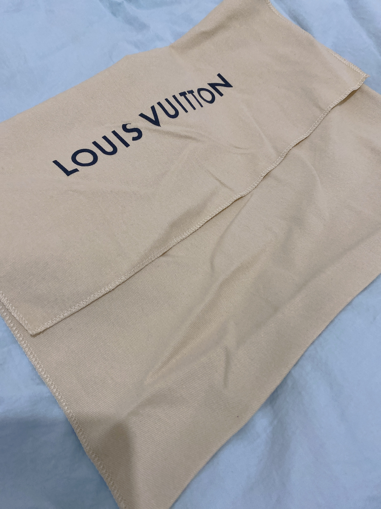 LV最新防塵袋，時(shí)尚界的秘密武器，保護(hù)你的珍貴物品不受塵埃侵?jǐn)_??