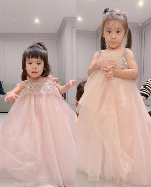 賈靜雯布布最新照片,賈靜雯布布最新照片，時(shí)光中的優(yōu)雅女神