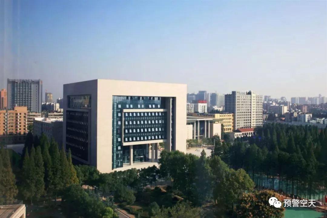 空軍預(yù)警學(xué)院最新動(dòng)態(tài)與小巷深處的獨(dú)特風(fēng)景揭秘