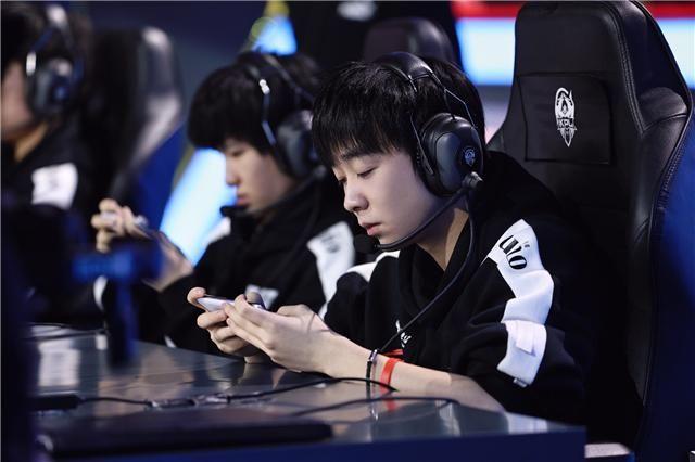 KPL秋季賽最新戰(zhàn)報，賽場風(fēng)云激蕩，觀點探析全面呈現(xiàn)