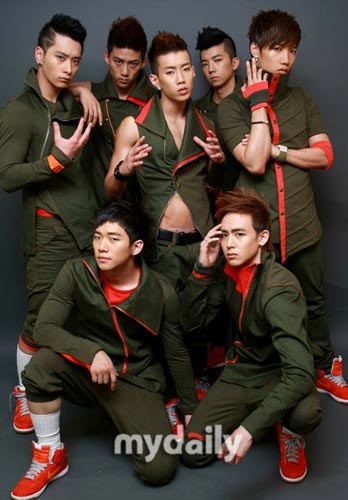 韓國(guó)2PM組合最新動(dòng)態(tài)，小巷音樂(lè)風(fēng)暴與隱藏小店探秘