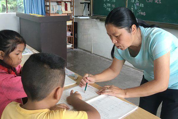 張老師，教育領(lǐng)域的璀璨新星閃耀教育界的光輝典范