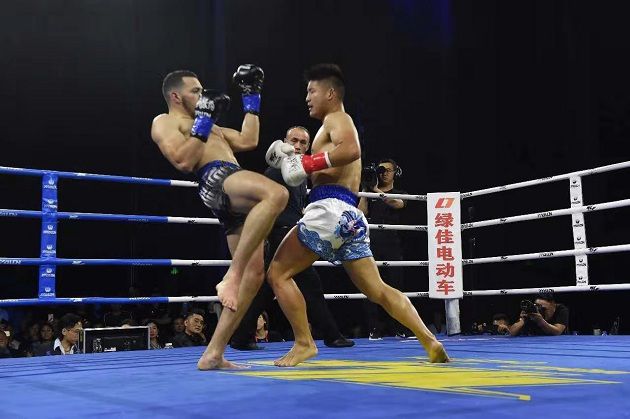 位寧輝最新比賽視頻，小巷深處的格斗與美食奇遇