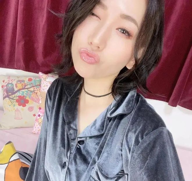 小巷深處的浪漫邂逅，佐山愛在愛情電影網(wǎng)中的故事