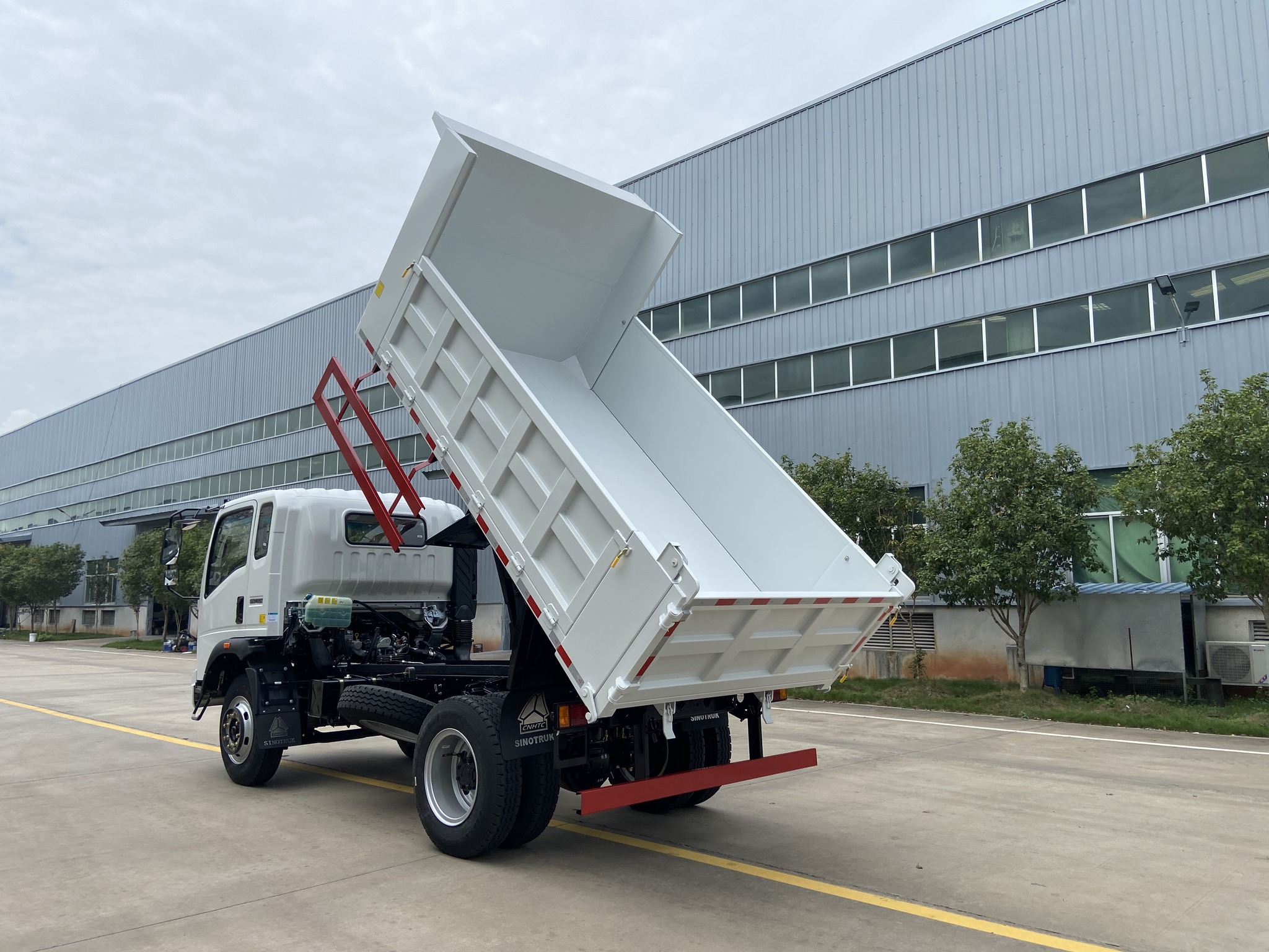 最新款自卸卡車，自然美景探索之旅的得力伙伴