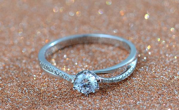 小巷深處的珠寶秘境之旅，探尋結(jié)婚鉆戒的價格