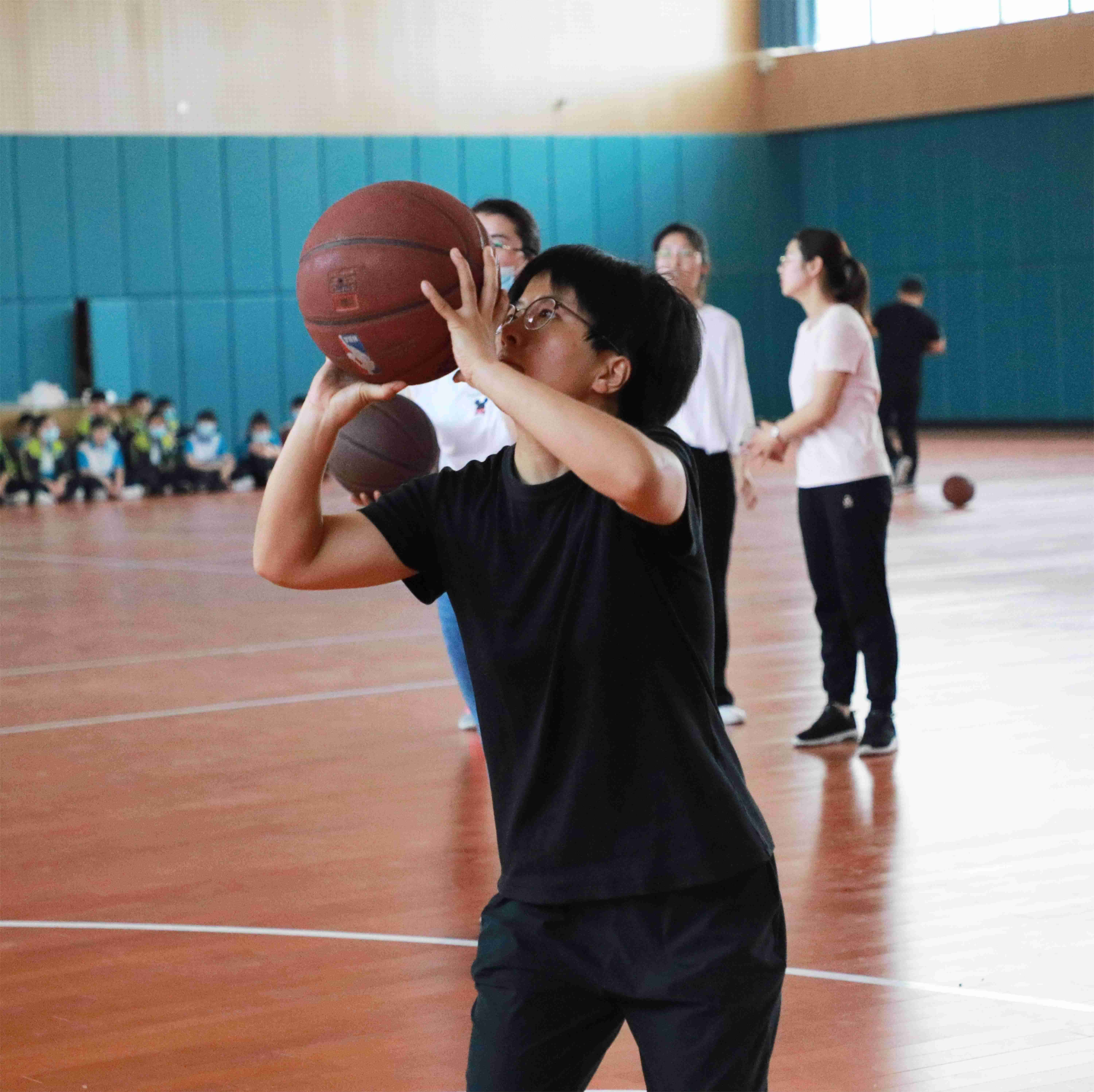 個(gè)人投籃比賽，班級競技風(fēng)采展示