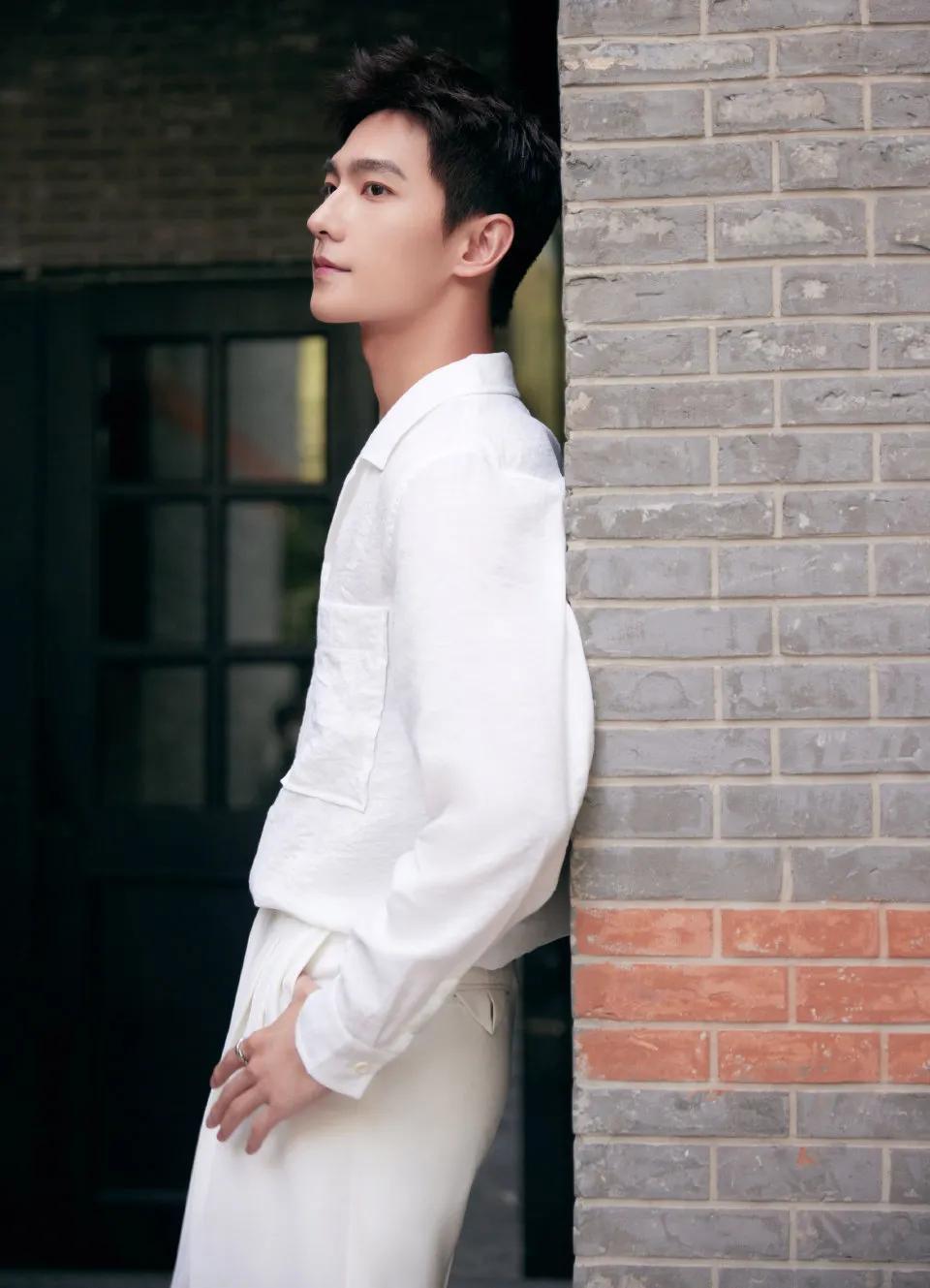 時尚套裝，自信與成就感的完美融合圖片展示