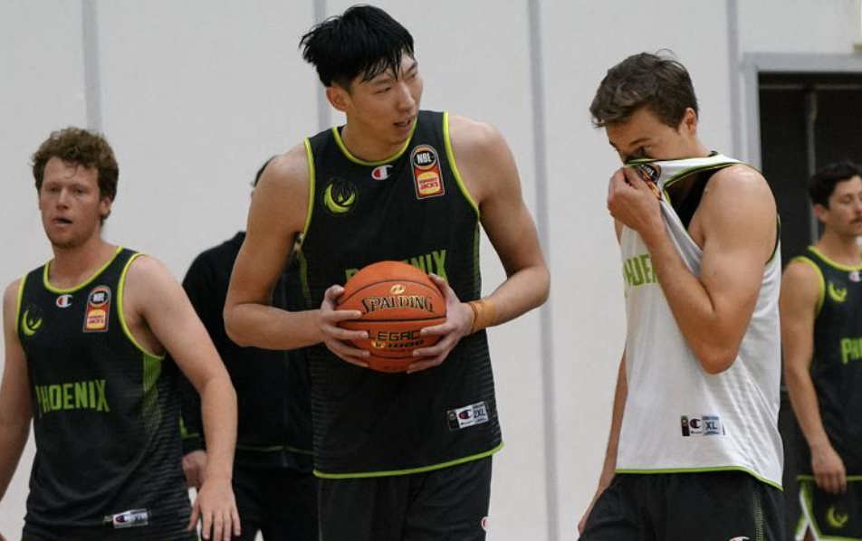 周琦最新視頻展現(xiàn)籃球巨星風(fēng)采！