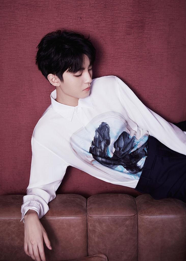 王俊凱最新寫真，陽光下的青春風(fēng)采