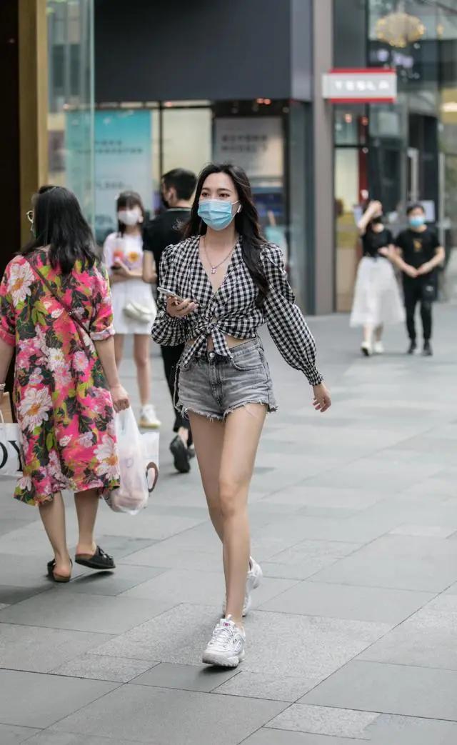 最新女裝短褲時(shí)尚趨勢(shì)與個(gè)人立場探討