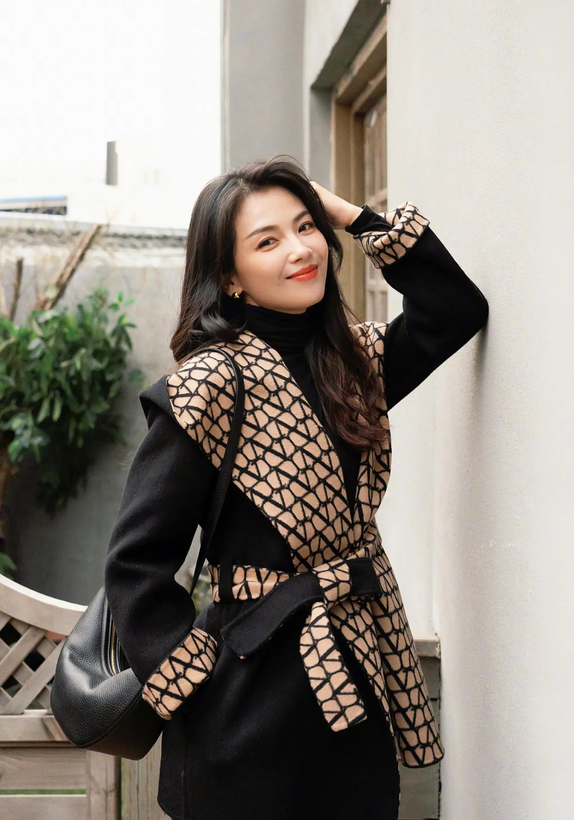 劉濤最新照片展現(xiàn)多元魅力與時(shí)尚風(fēng)采的圖片集萃