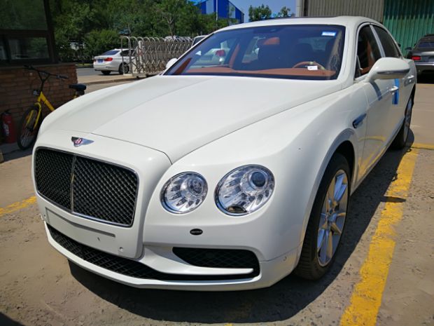 最新款賓利，奢華與科技的完美融合