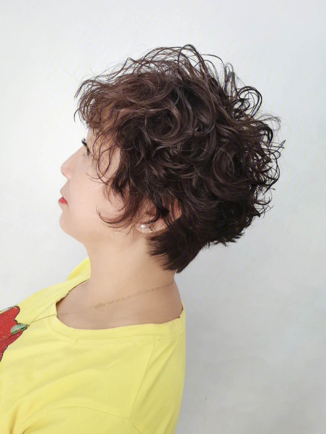 最新短發(fā)燙發(fā)造型，時(shí)尚界的火熱焦點(diǎn)！