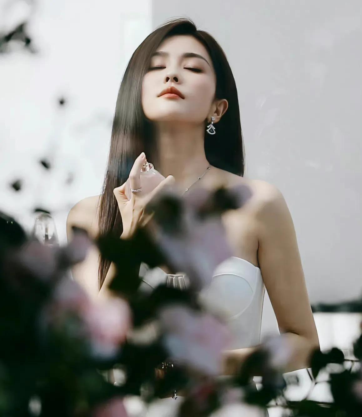 劉雯最新壁紙，時尚魅力的完美展現(xiàn)