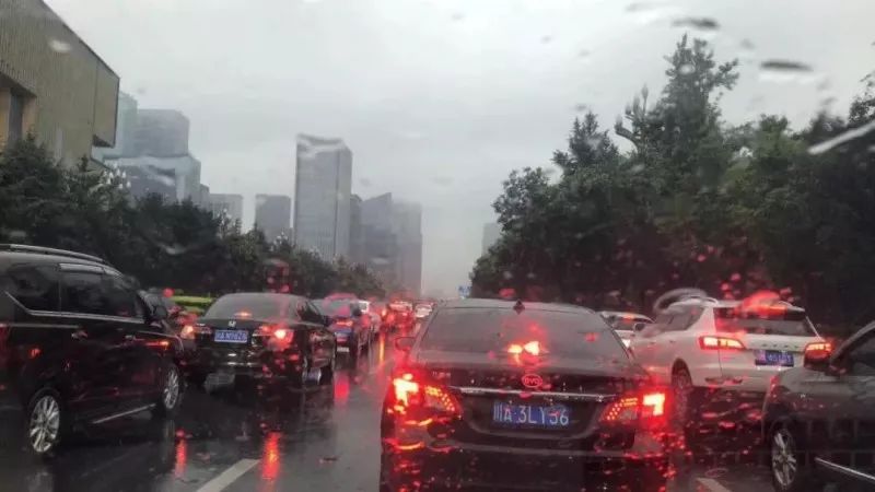 成都暴雨下的驚喜探索，小巷特色小店