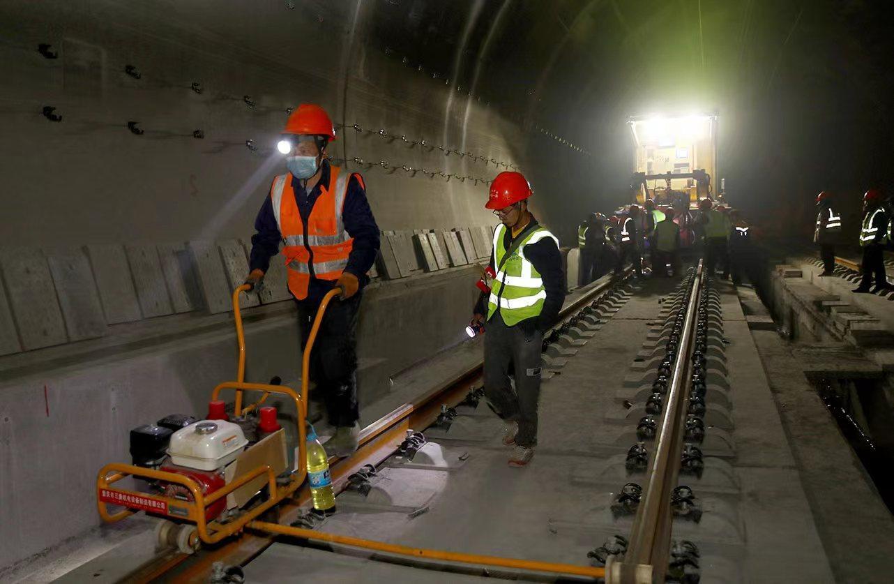 青藏高鐵，高原與繁榮的鋼鐵巨龍連接線