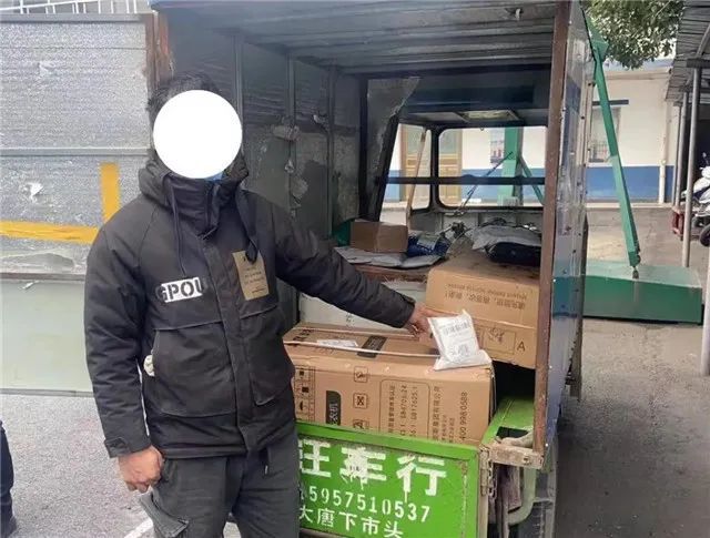 最新快遞員偷快遞現(xiàn)象，原因解析與應(yīng)對(duì)策略