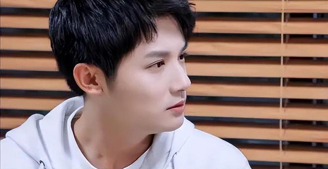 鄭業(yè)成最新行程揭秘，忙碌明星之旅的足跡