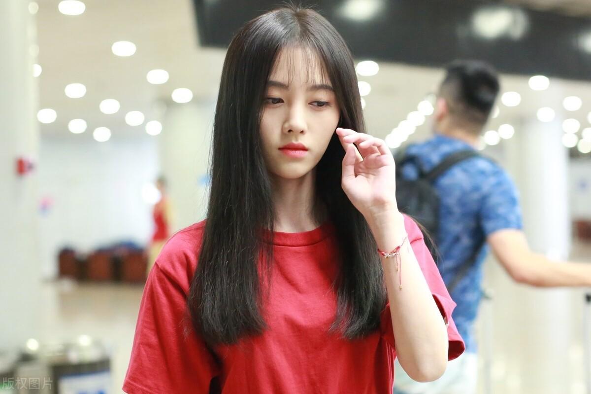 鞠婧祎最新采訪揭秘，星光下的真實自我探索